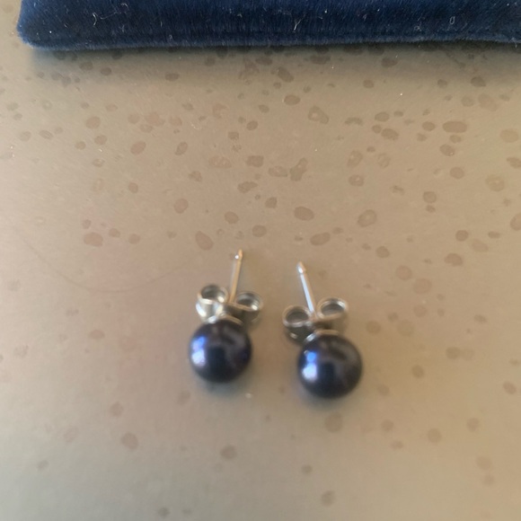 The Danbury Mint, NEW NEVER WORN, Cultured BLACK Pearl stud earrings. - Picture 5 of 6